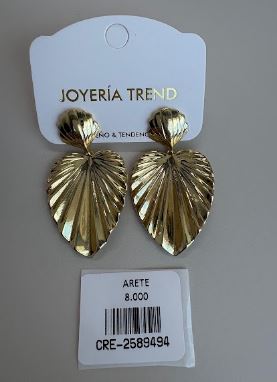 Aretes Colgantes de Hojas Estriadas y Concha