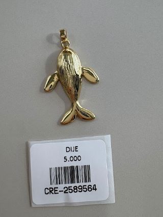 Dije con Diseño de Ballena en Tono Dorado