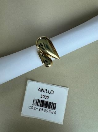 Anillo con diseño de gotas entrelazadas