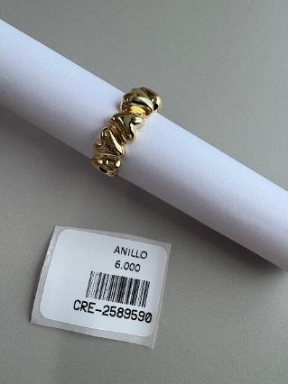 Anillo de Banda con Diseño de Corazones en Tono Dorado
