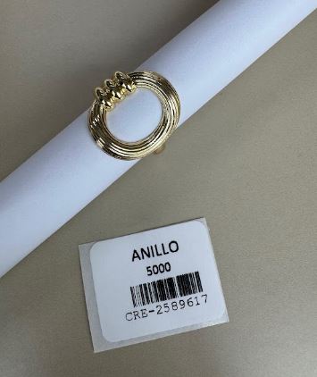 Anillo dorado con diseño circular y textura estriada