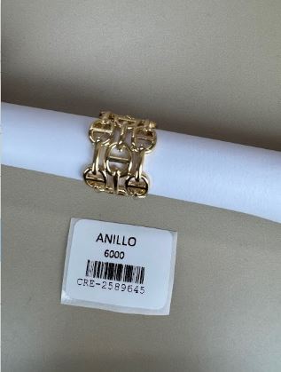 Anillo dorado con diseño de eslabones entrelazados