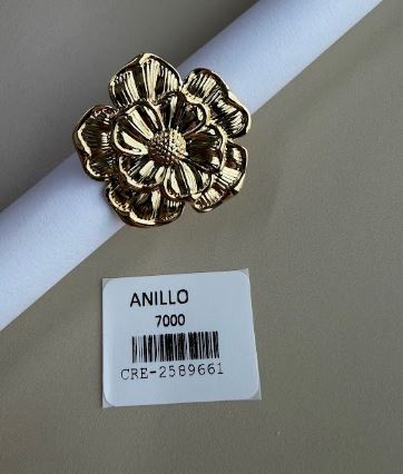 Anillo Dorado Diseño Floral Relieve