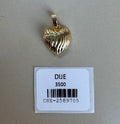 Dije de Corazón con Relieve Lineal en Tono Dorado