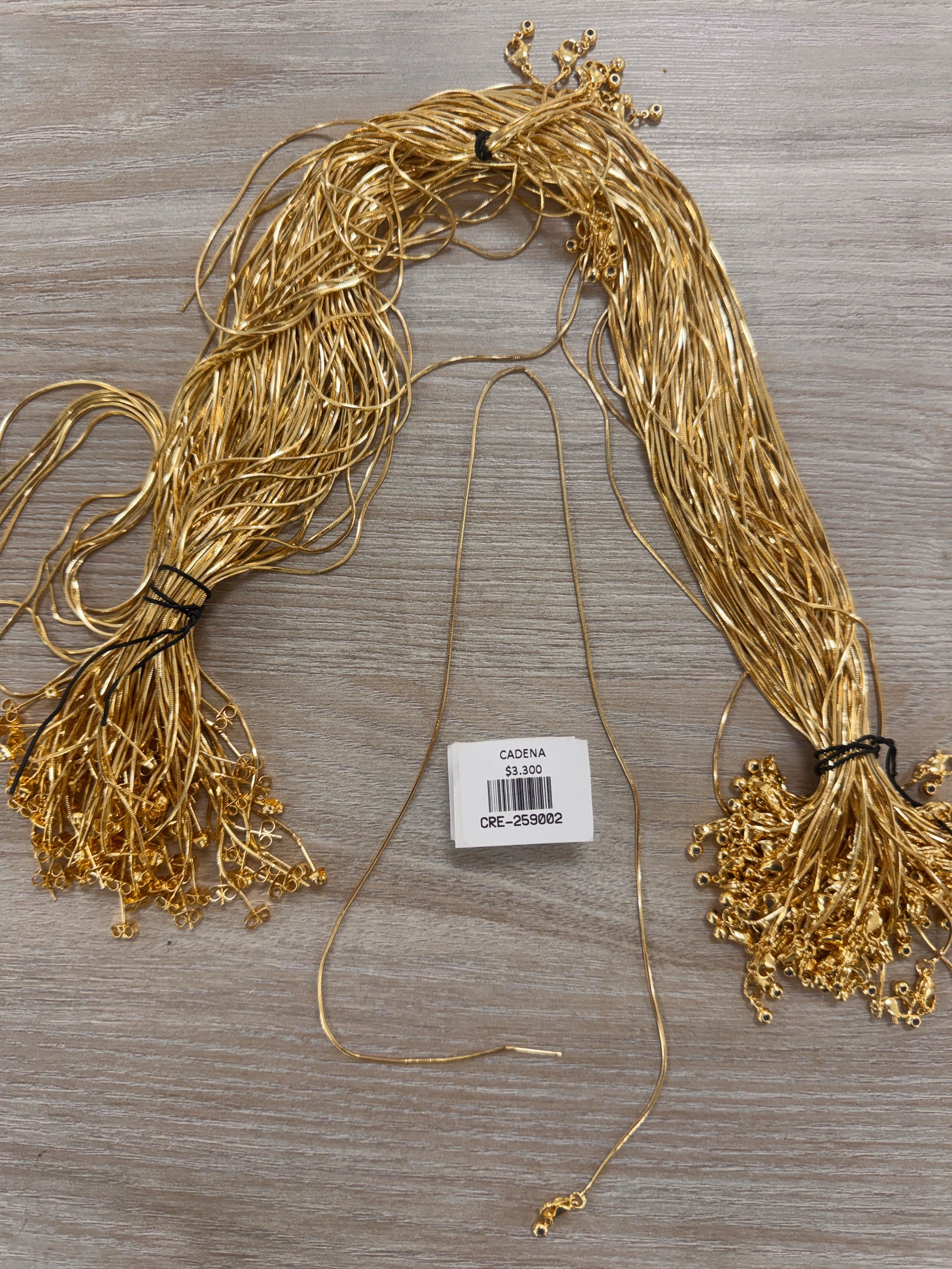 Cadena Delgada Estilo Serpiente en Tono Dorado