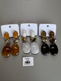Arete largo triple con detalle dorado y resina