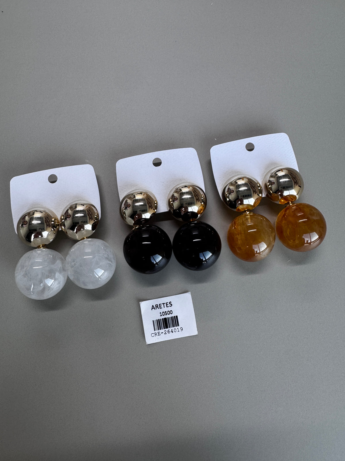 Arete dorado doble bola resina