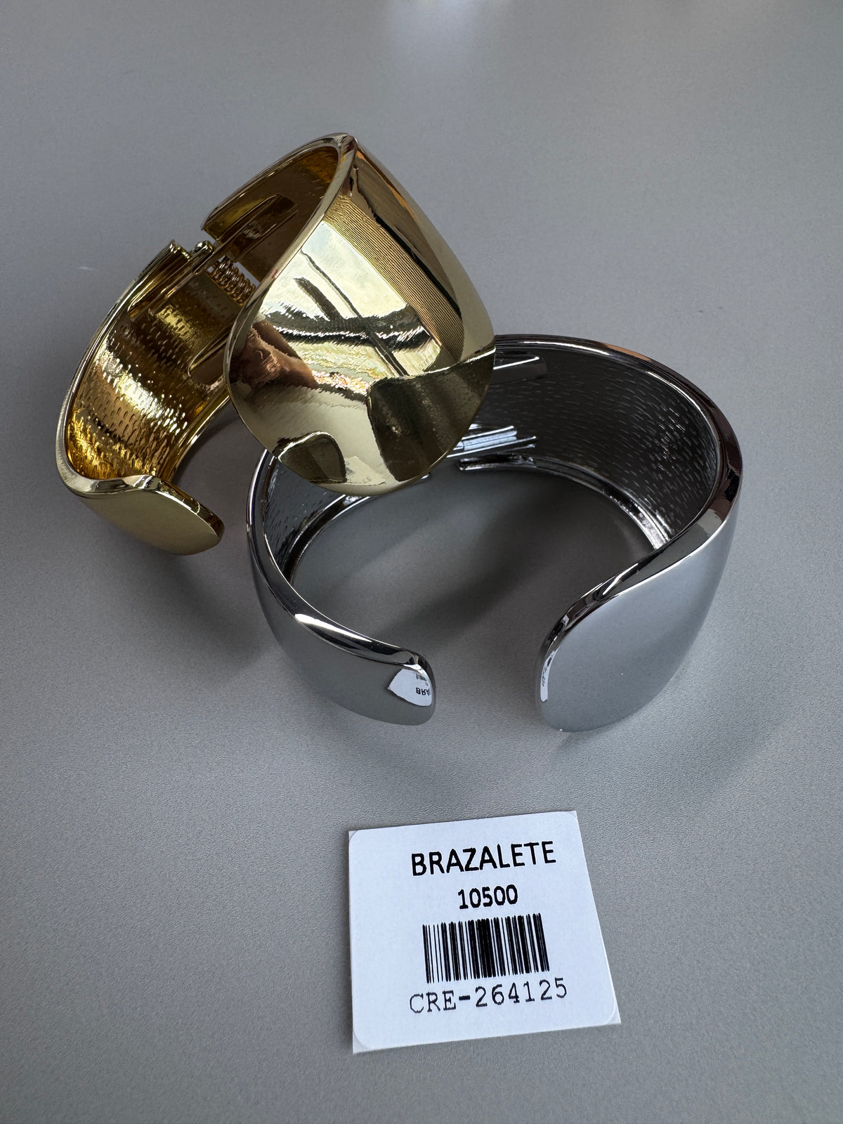 Brazalete dorado y plateado
