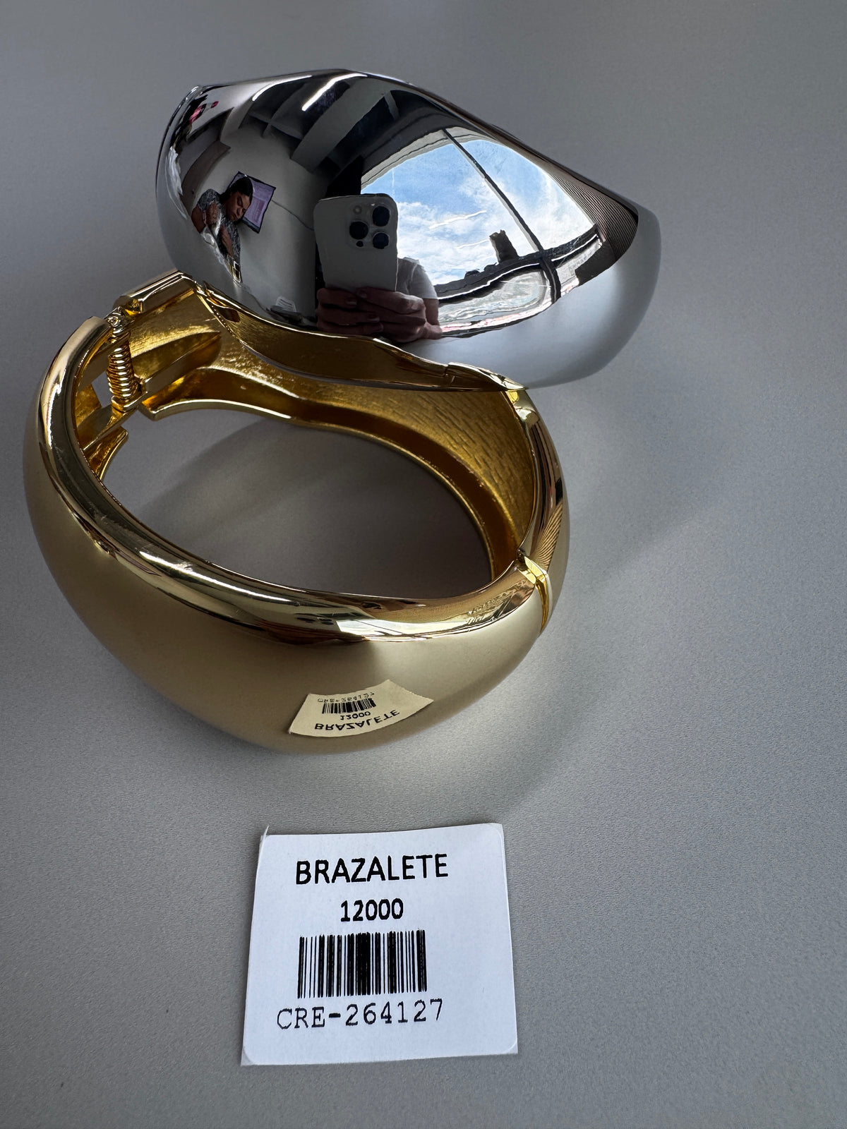 Brazalete de color dorado y plateado