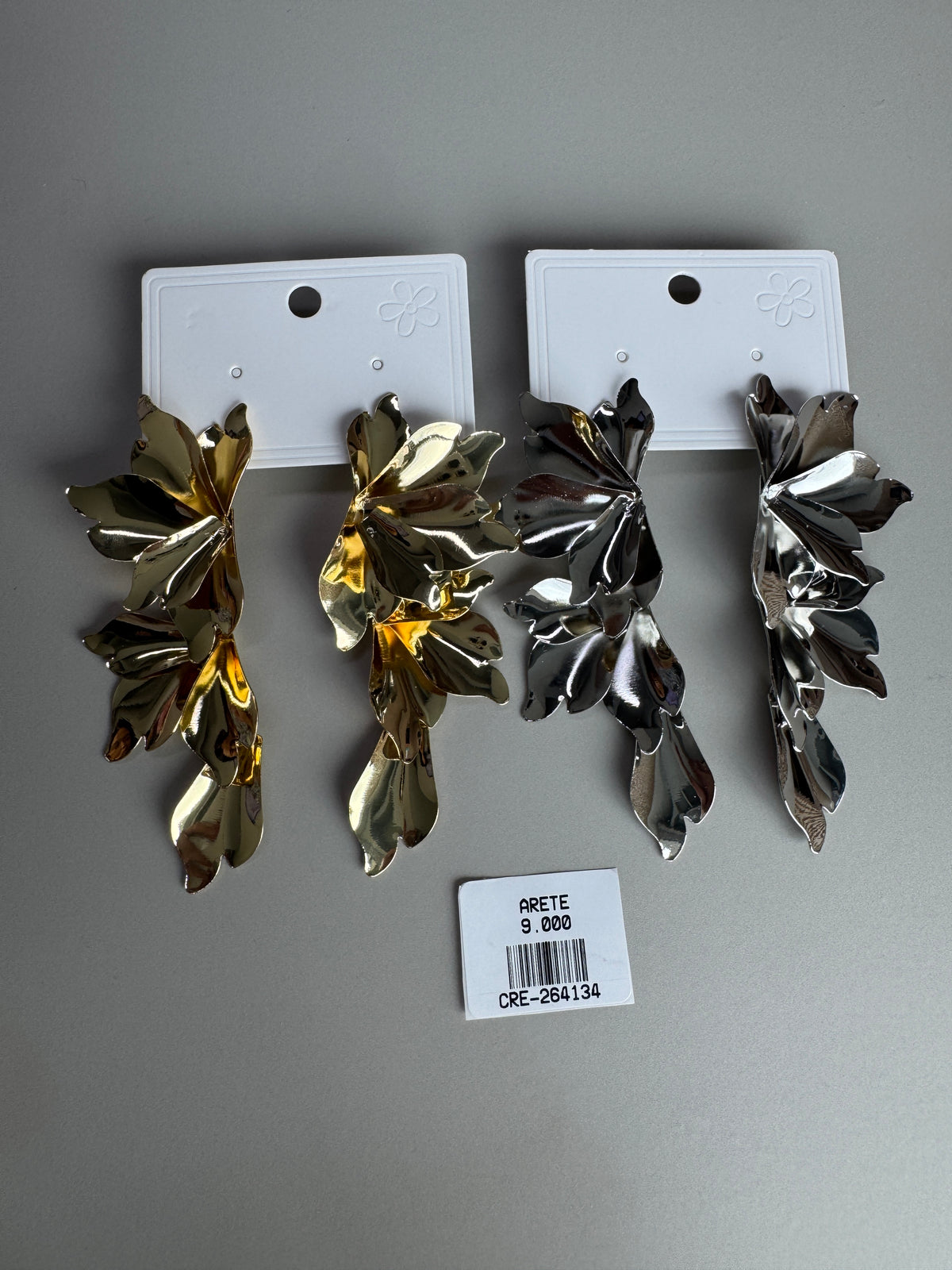 Aretes Largos con Diseño de Pétalos Metálicos