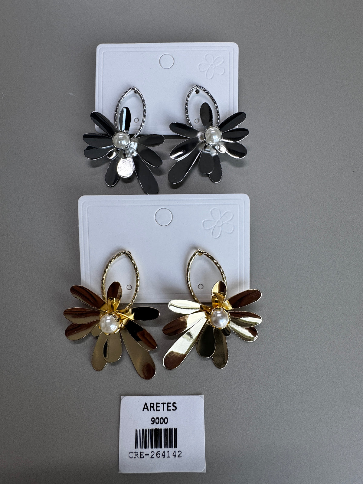 Arete flor con detalle en perla