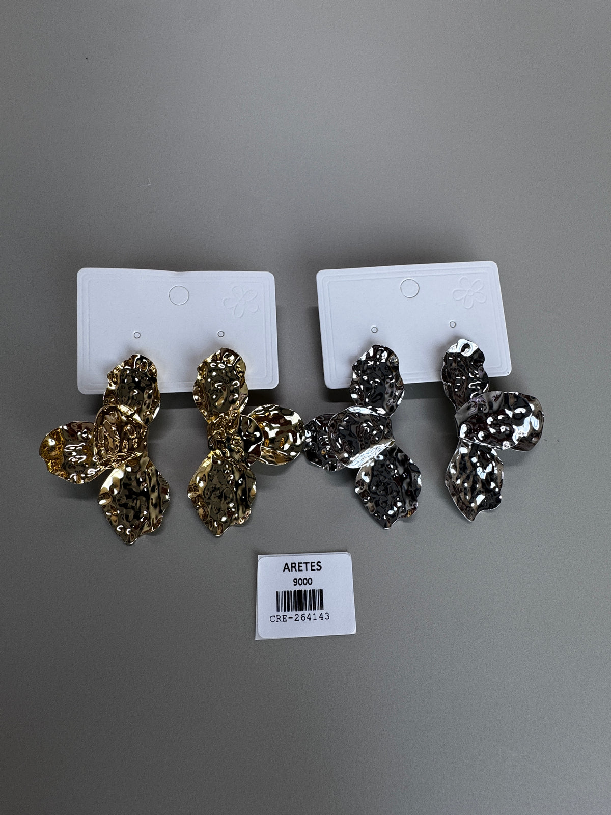 Arete flor martillado