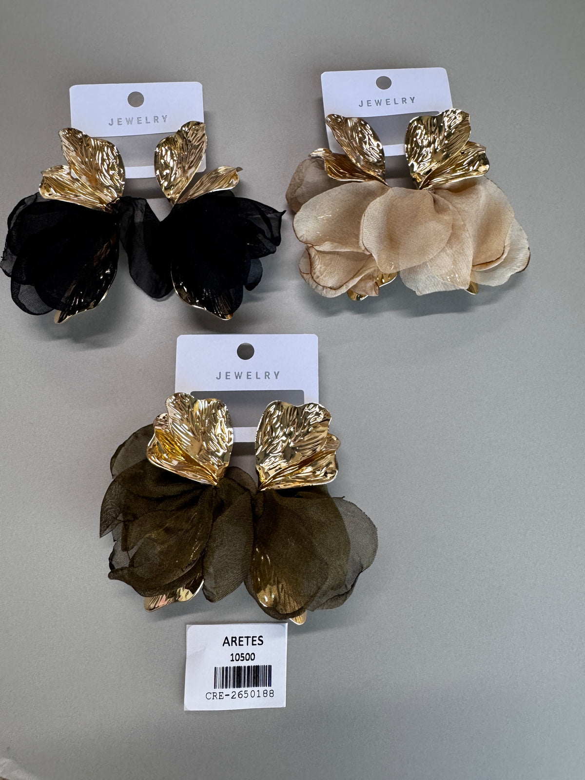 Arete dorado flor tela