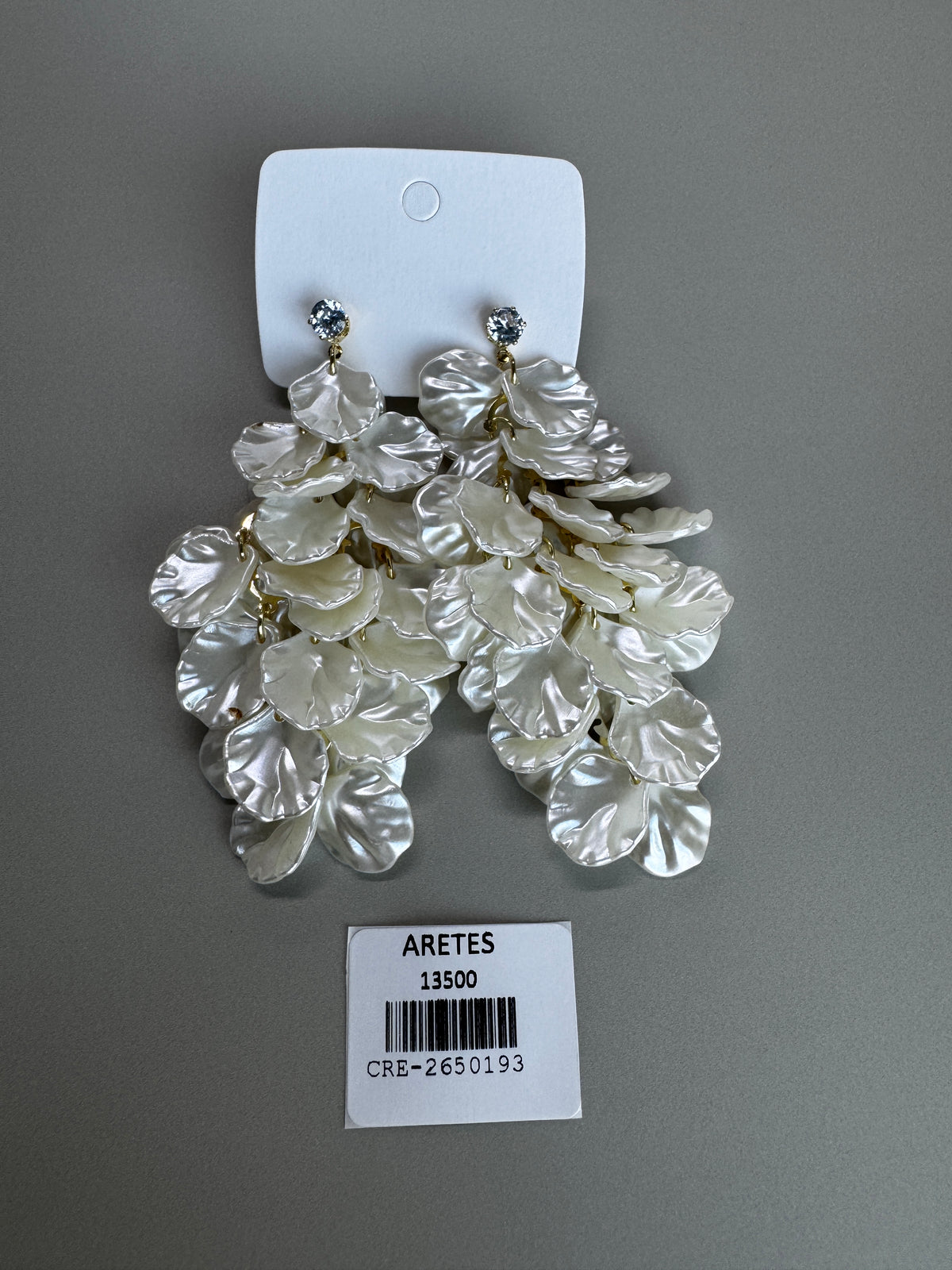 Arete largo dorado nácar hojas