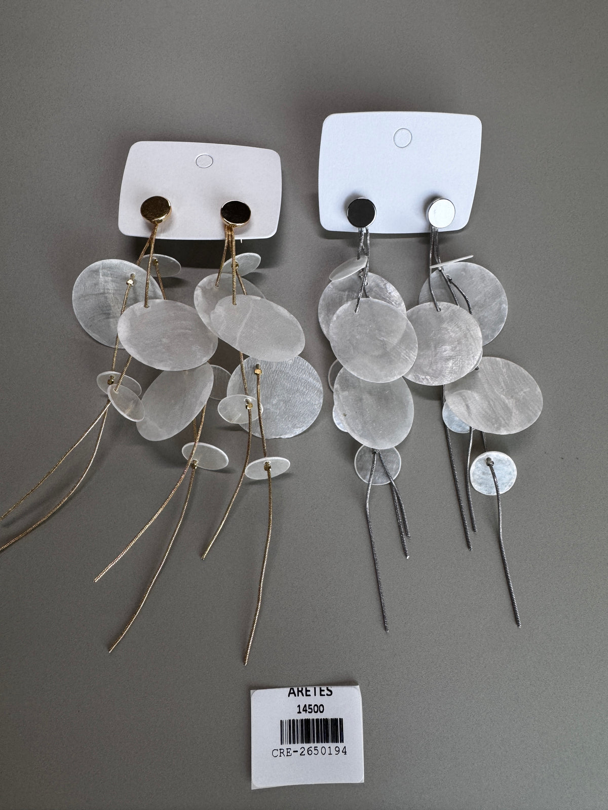 Arete largo dorado nácar círculos