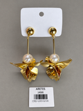 Aretes Colgantes Florales con Perla y Detalles Dorados