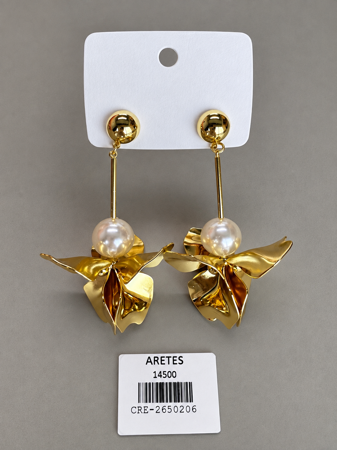 Aretes Colgantes Florales con Perla y Detalles Dorados