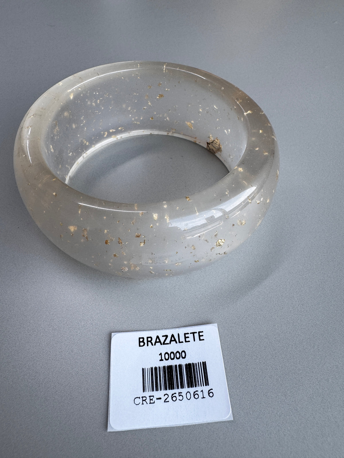 Brazalete resina transparente con detalles en dorado