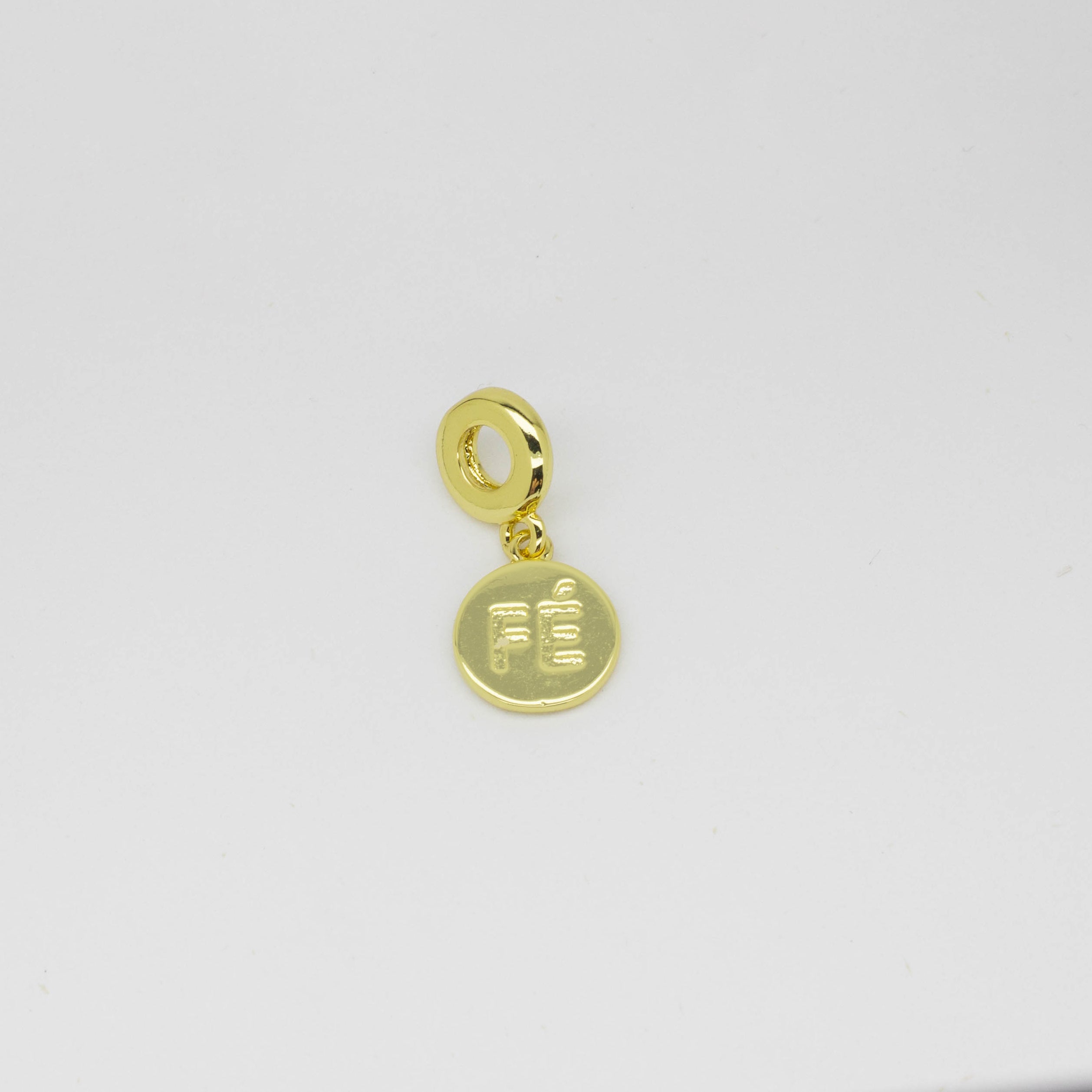 Dije Charm Redondo con Grabado "FÉ"