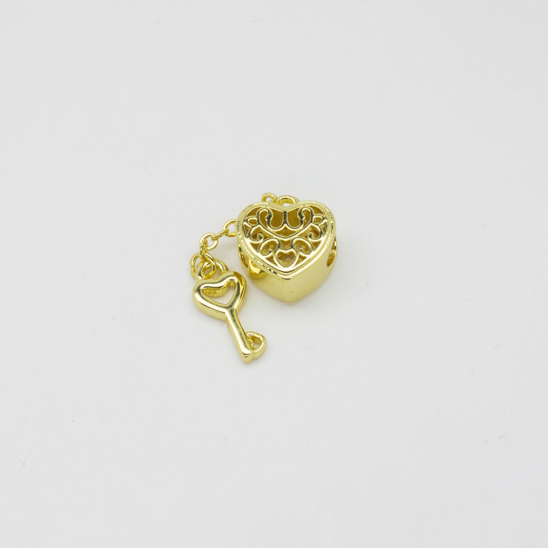 Dije Charms Corazón Calado con Llave Colgante