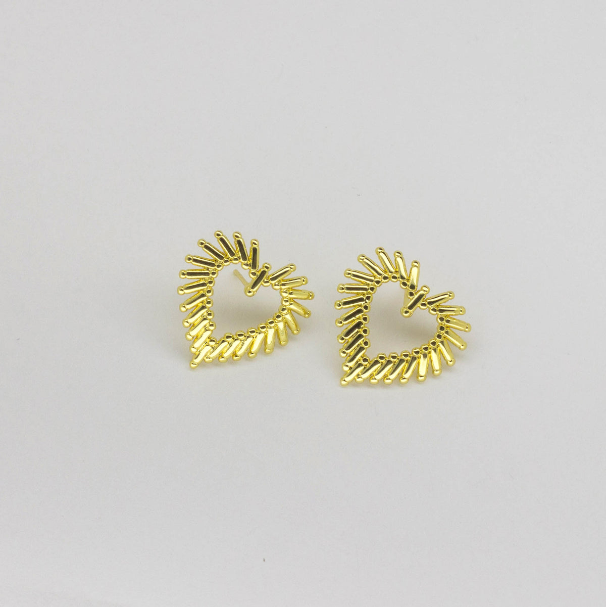 Aretes Topo Corazón Calado con Textura