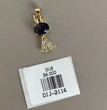 Dije Elegante con Piedra Ovalada y Detalles en Abanico