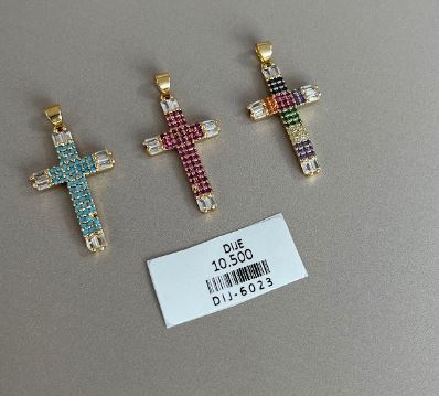 Dije Cruz con Piedras de Colores y Detalles Brillantes