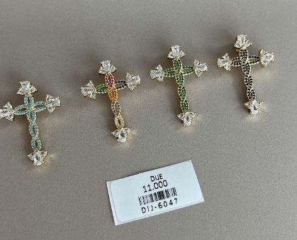 Dije de Cruz Ornamentada con Cristales y Centro de Color