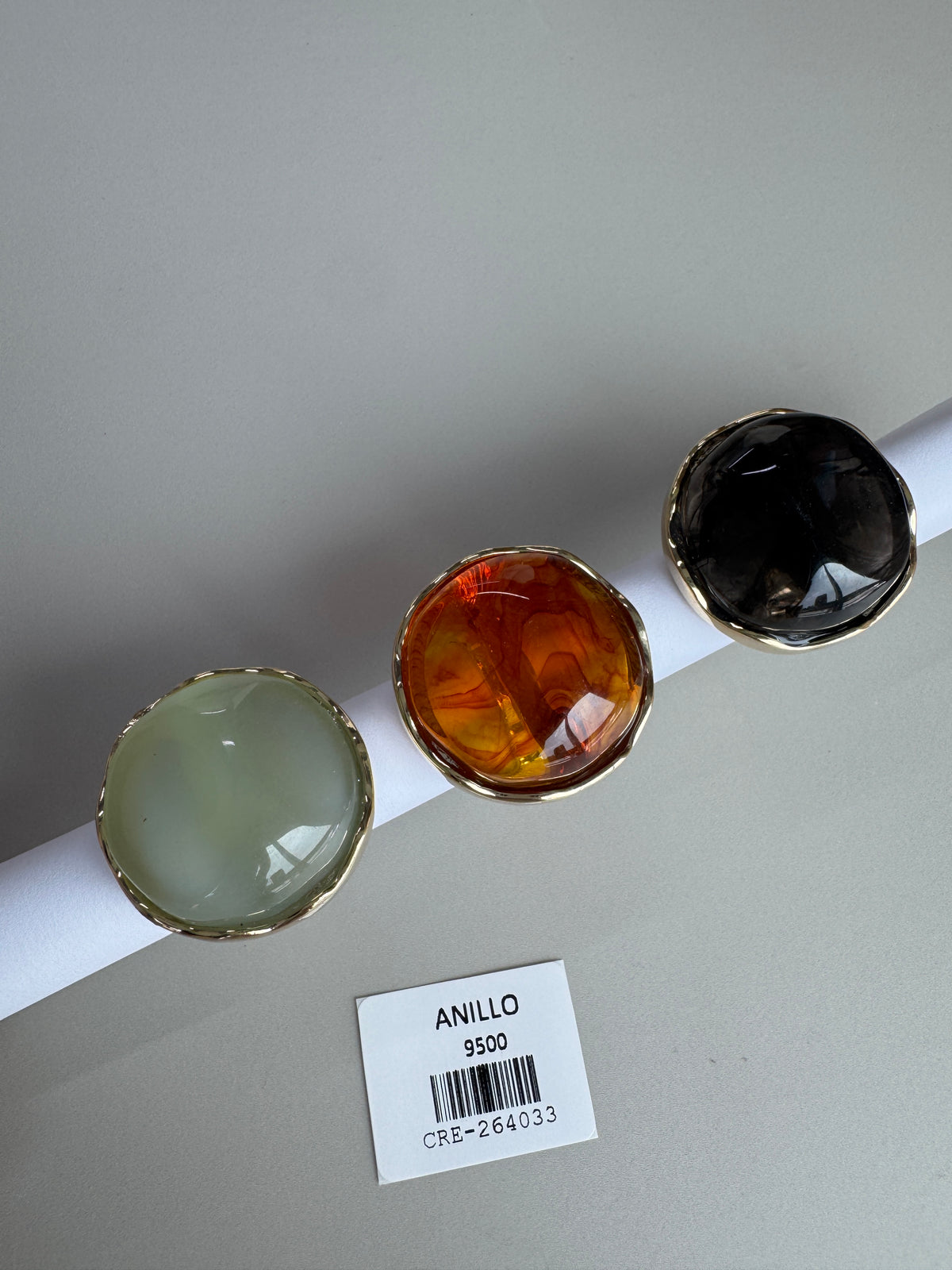 Anillo Redondo con Gema Brillante y Borde Ondulado