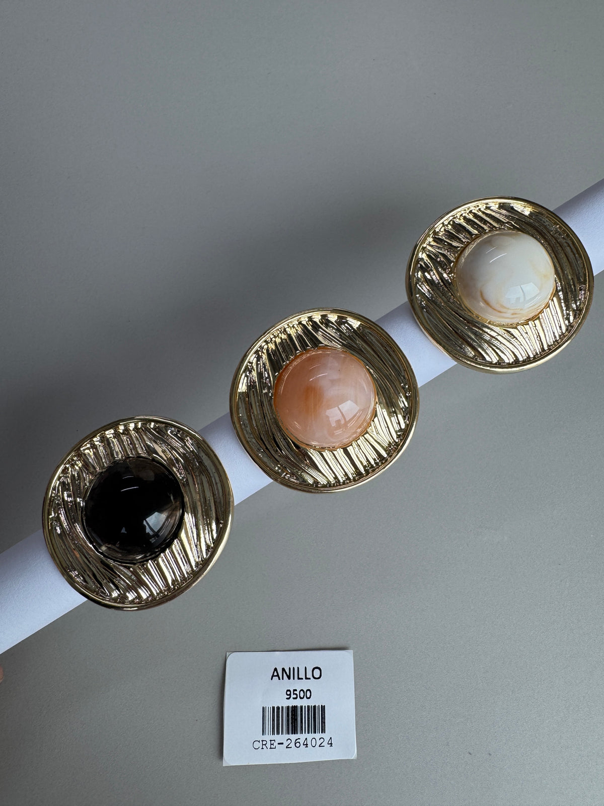 Anillo Redondo con Base Texturizada y Esfera Central