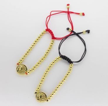 Pulsera Ajustable de Esferas Doradas con Medalla Religiosa