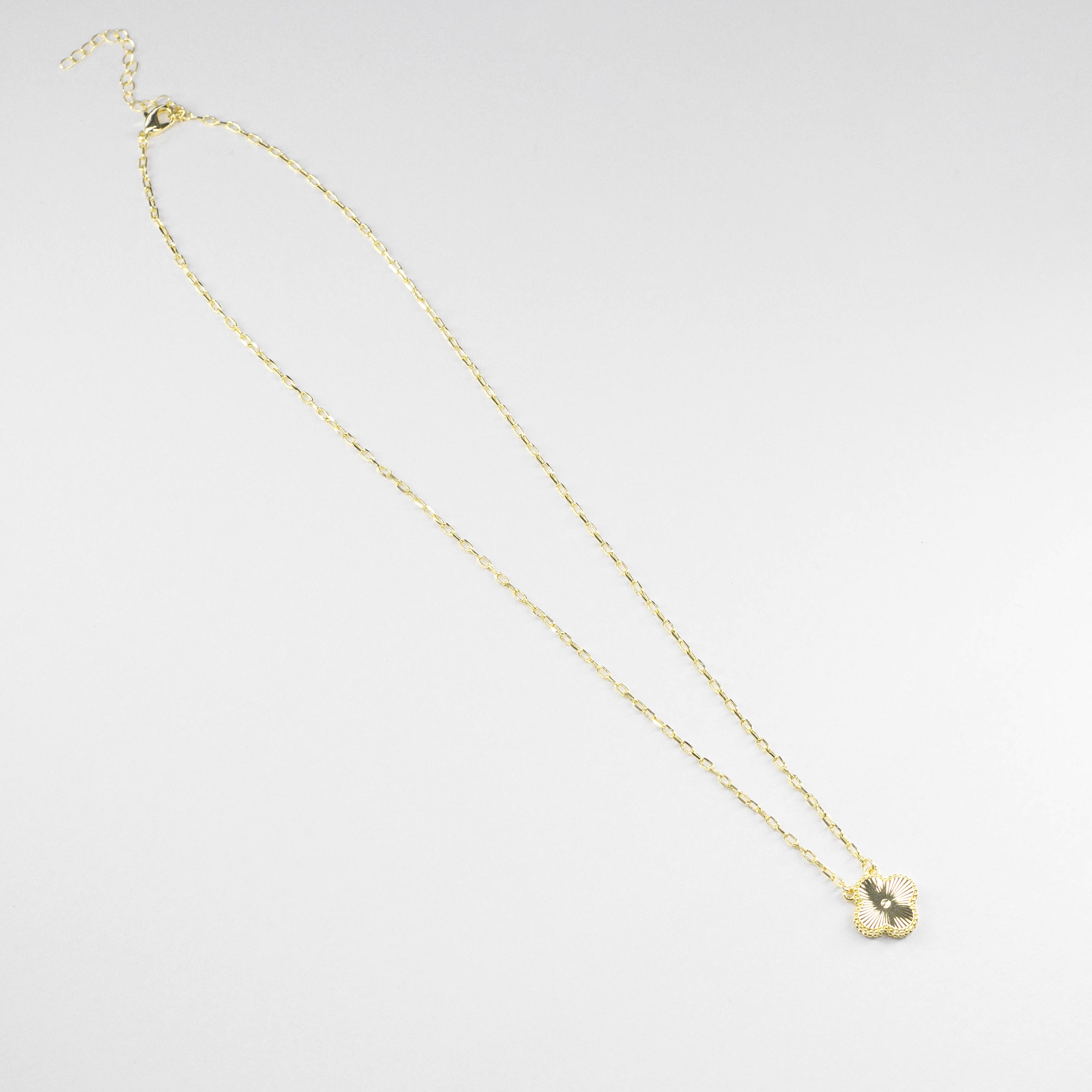 Collar de Cadena Fina con Dije Floral Brillante