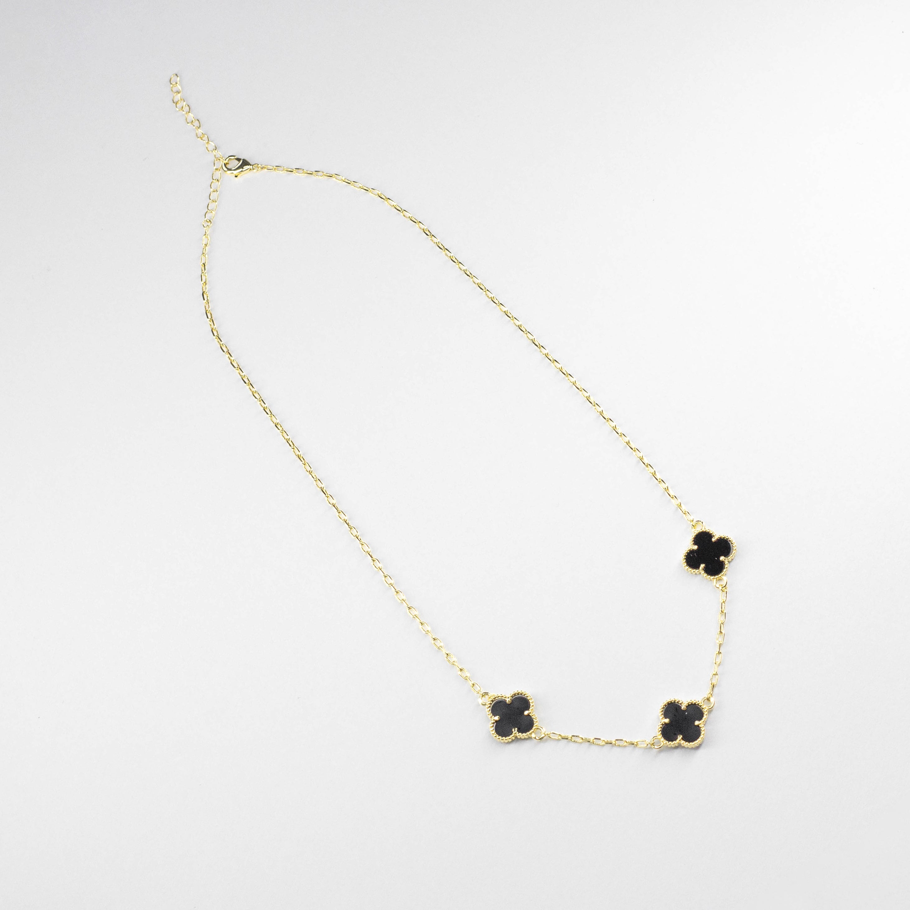 Collar de Cadena con Tres Dijes Florales Negros