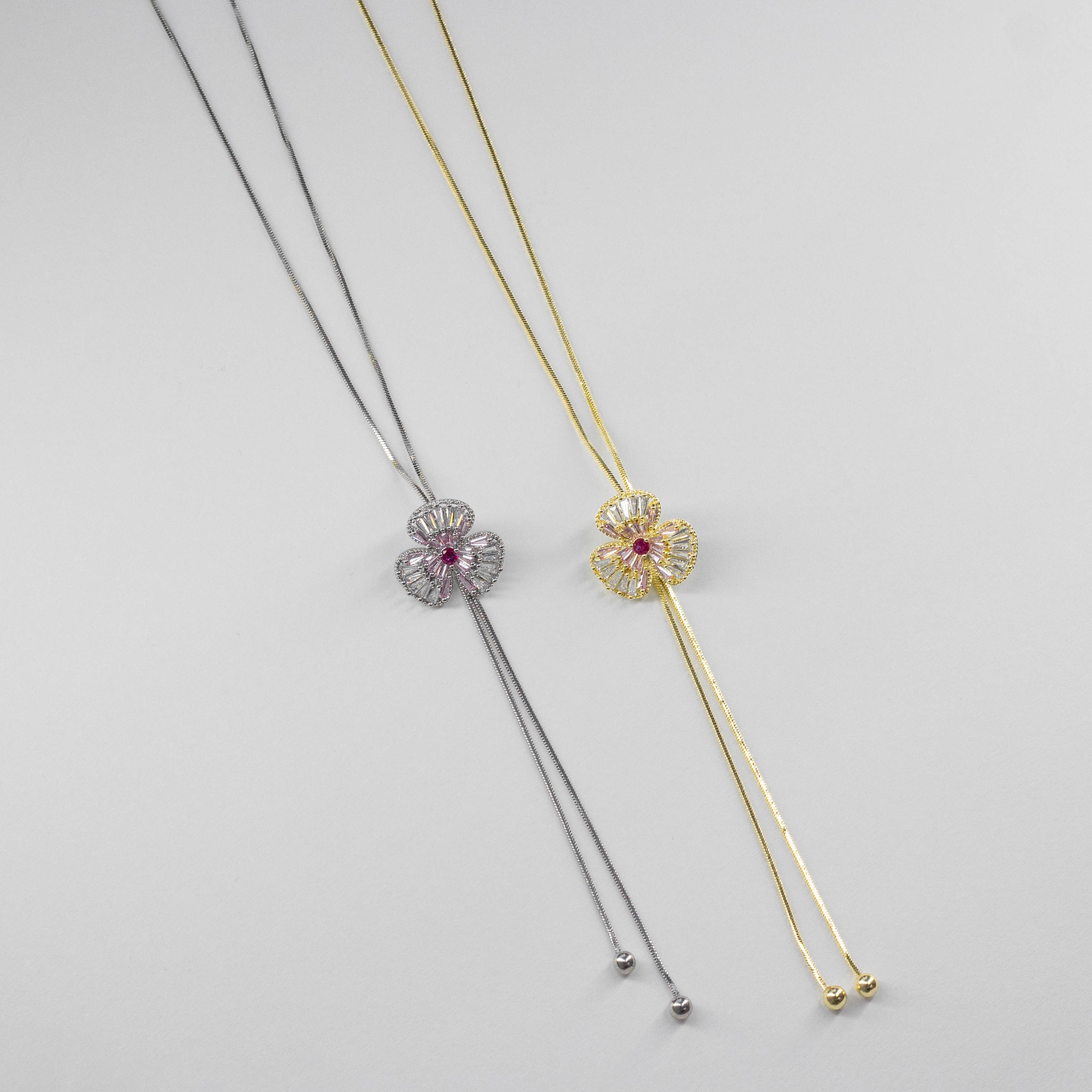 Collar Corbatero con Dije Floral y Cristales