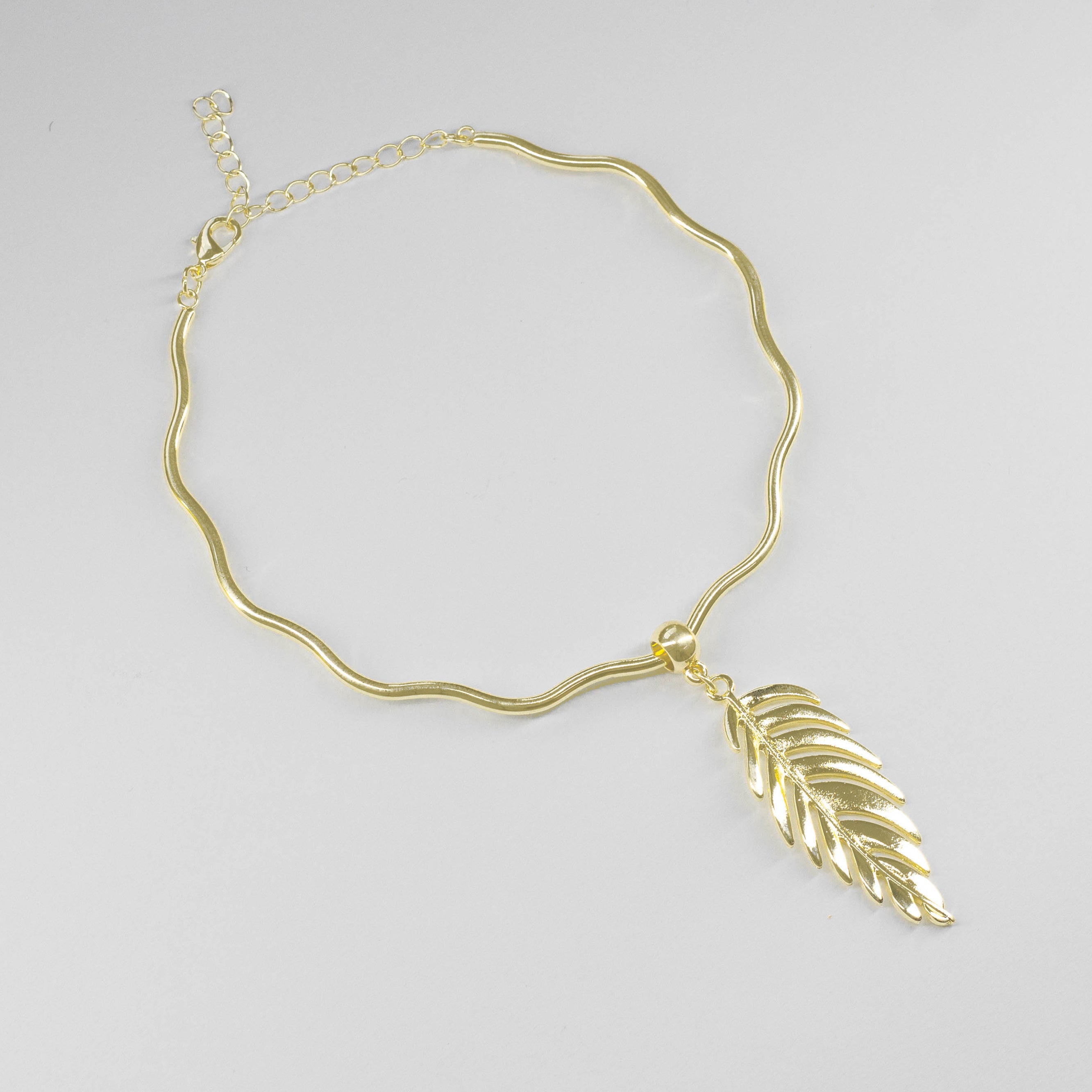 Collar Rígido Ondulado con Dije de Hoja