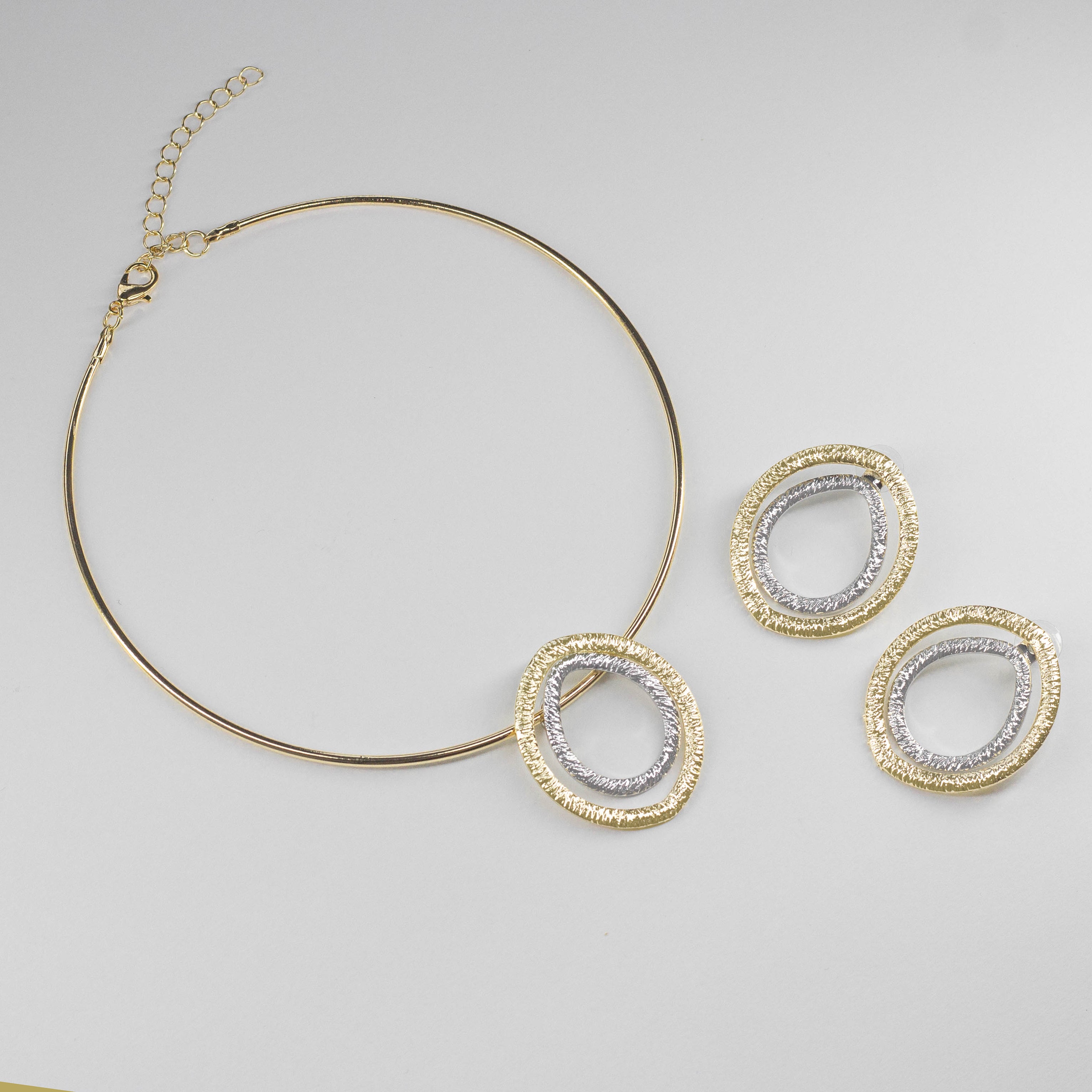 Juego de Collar Rígido y Topos con Aros Bicolores