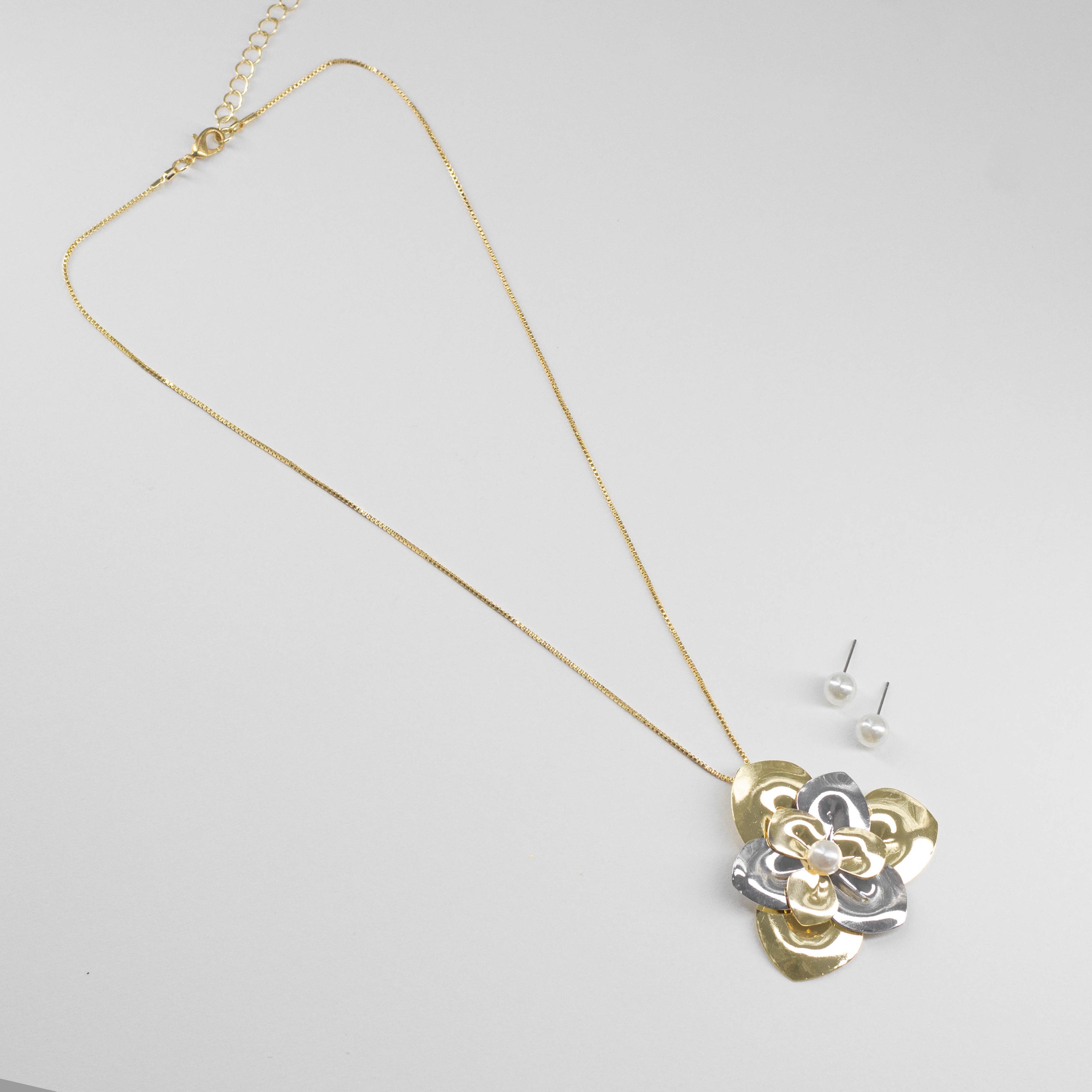 Juego de Collar y Aretes con Dije Floral Bicolor
