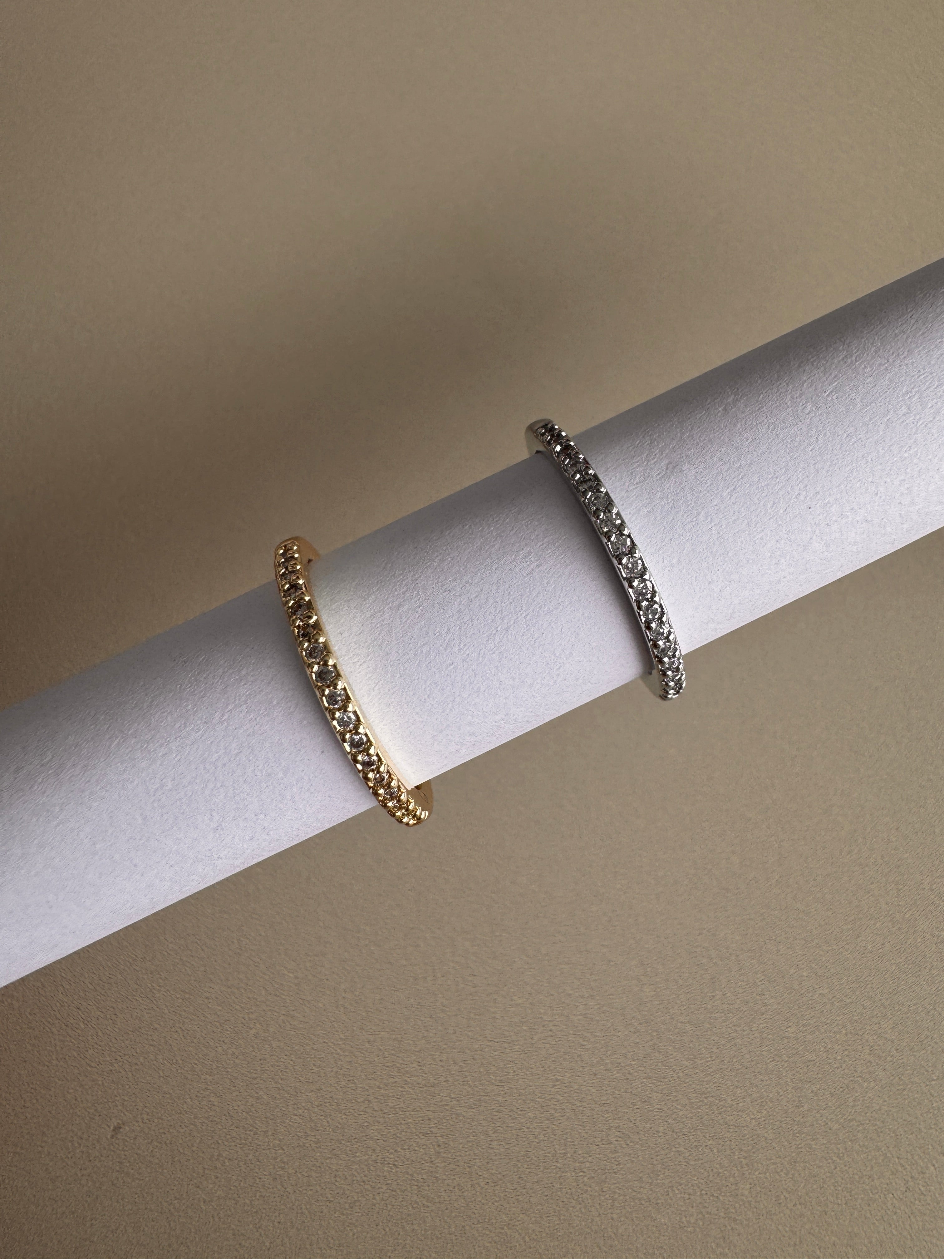 Anillo Delicado con Detalles Brillantes