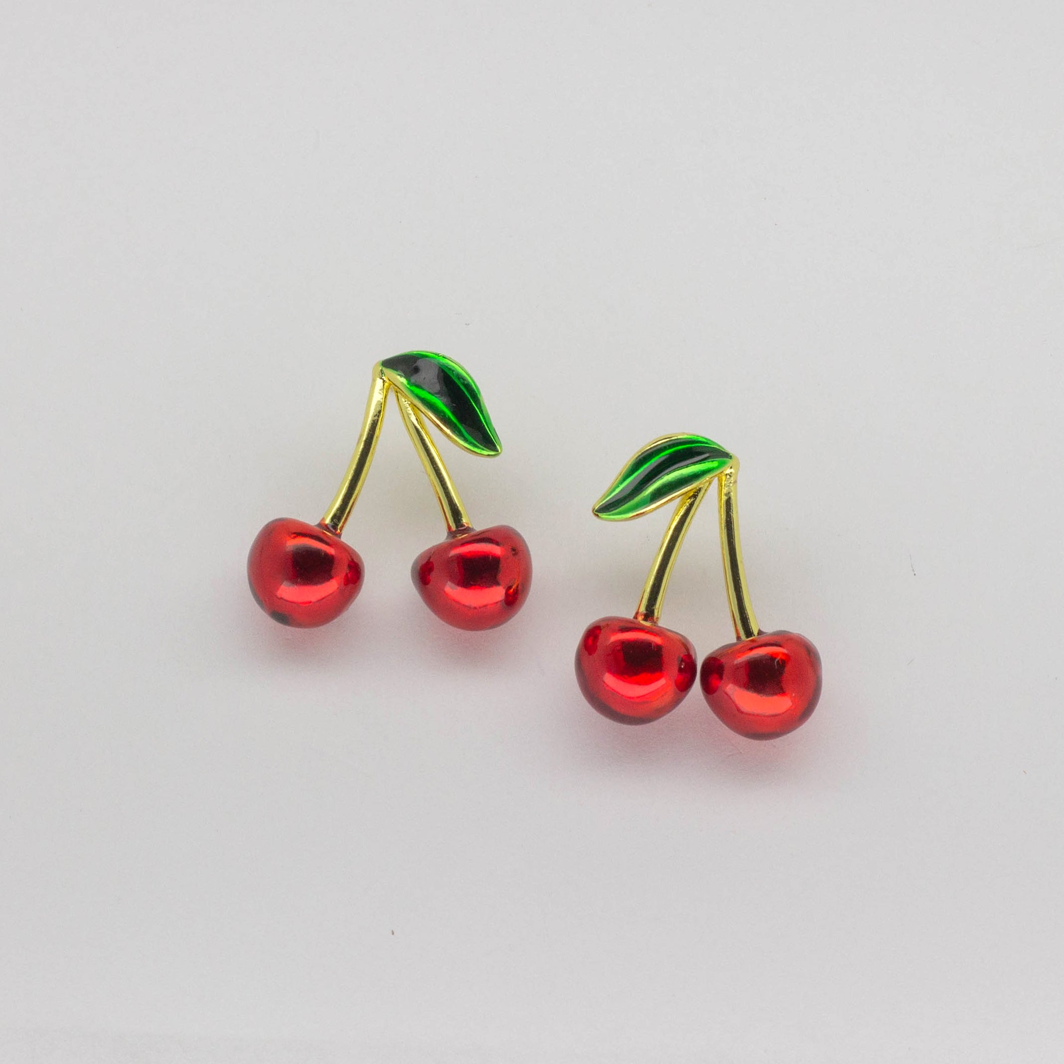 Aretes Forma de Cerezas en Tono Rojo y Verde