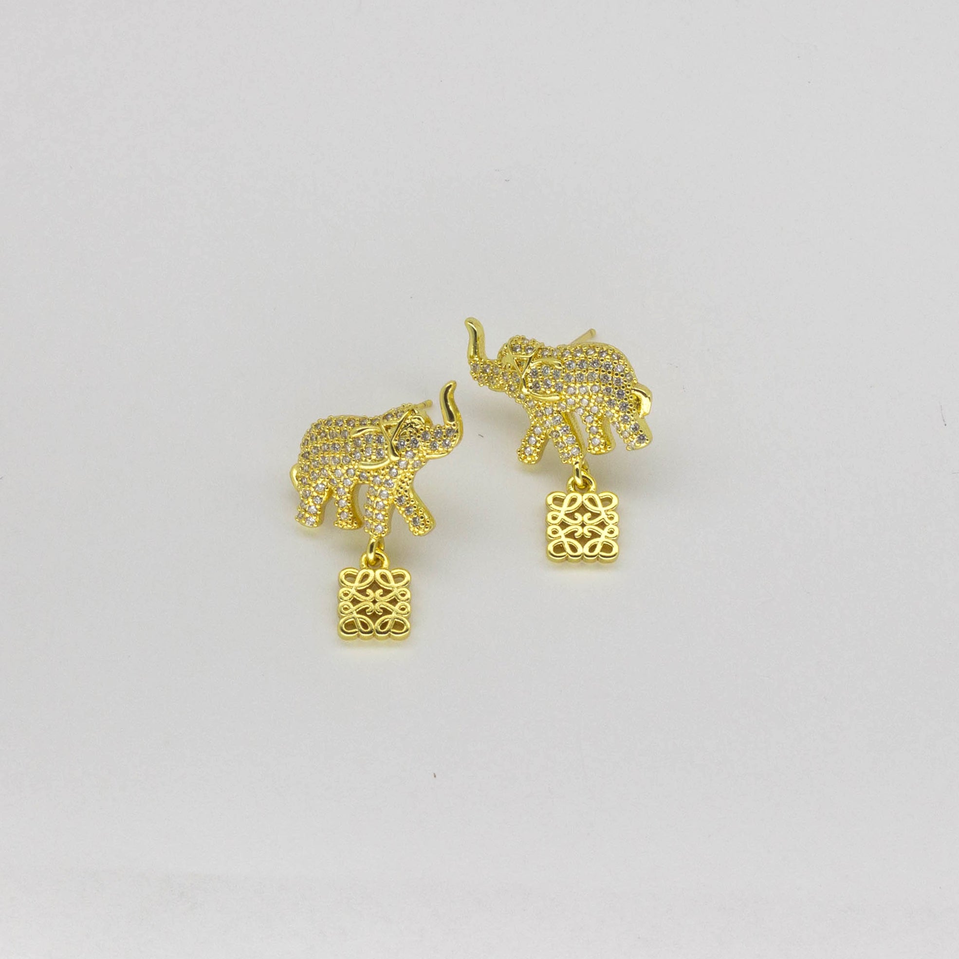 Aretes Dorados Elefante con Detalle Colgante