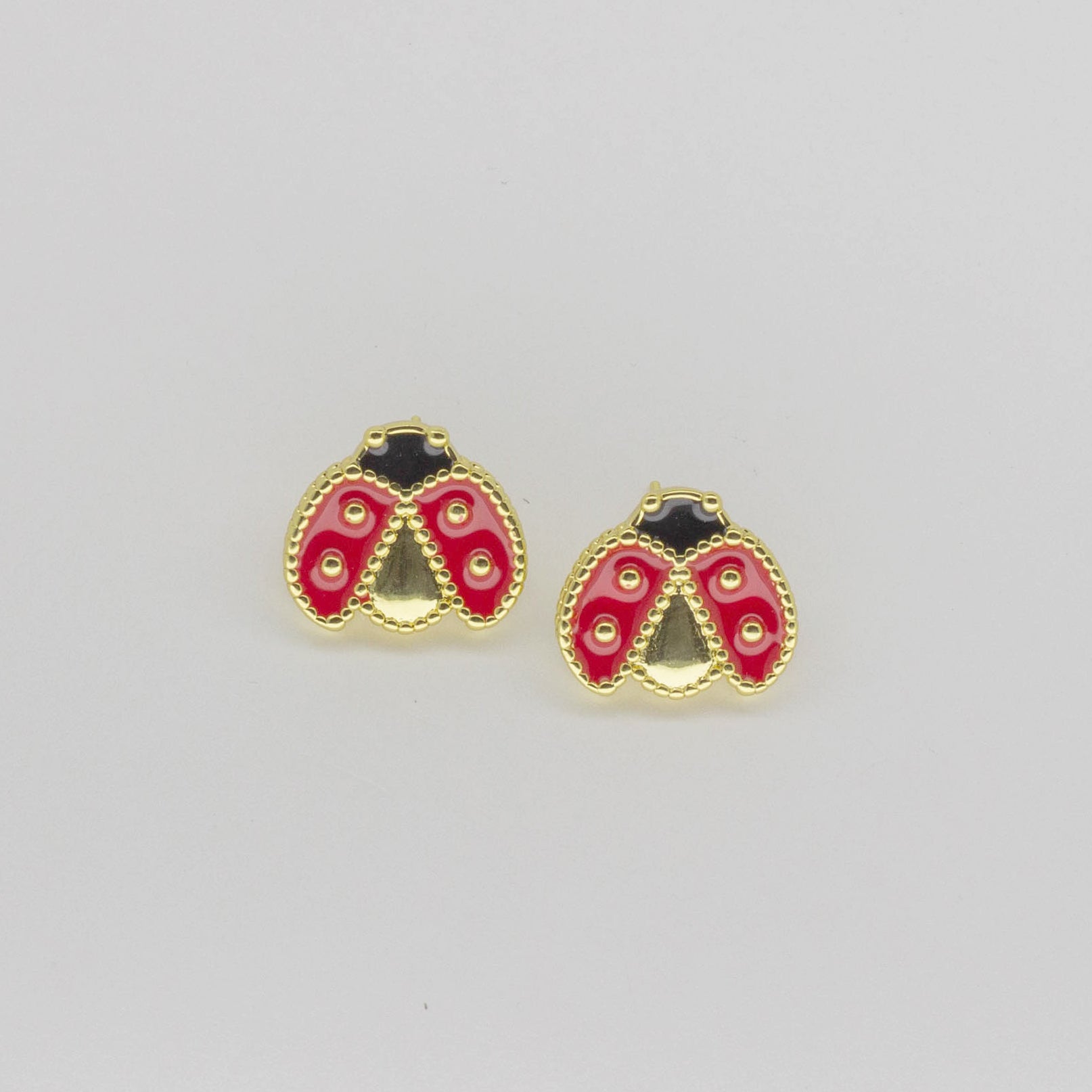 Aretes Forma de Mariquita en Tono Rojo y Dorado