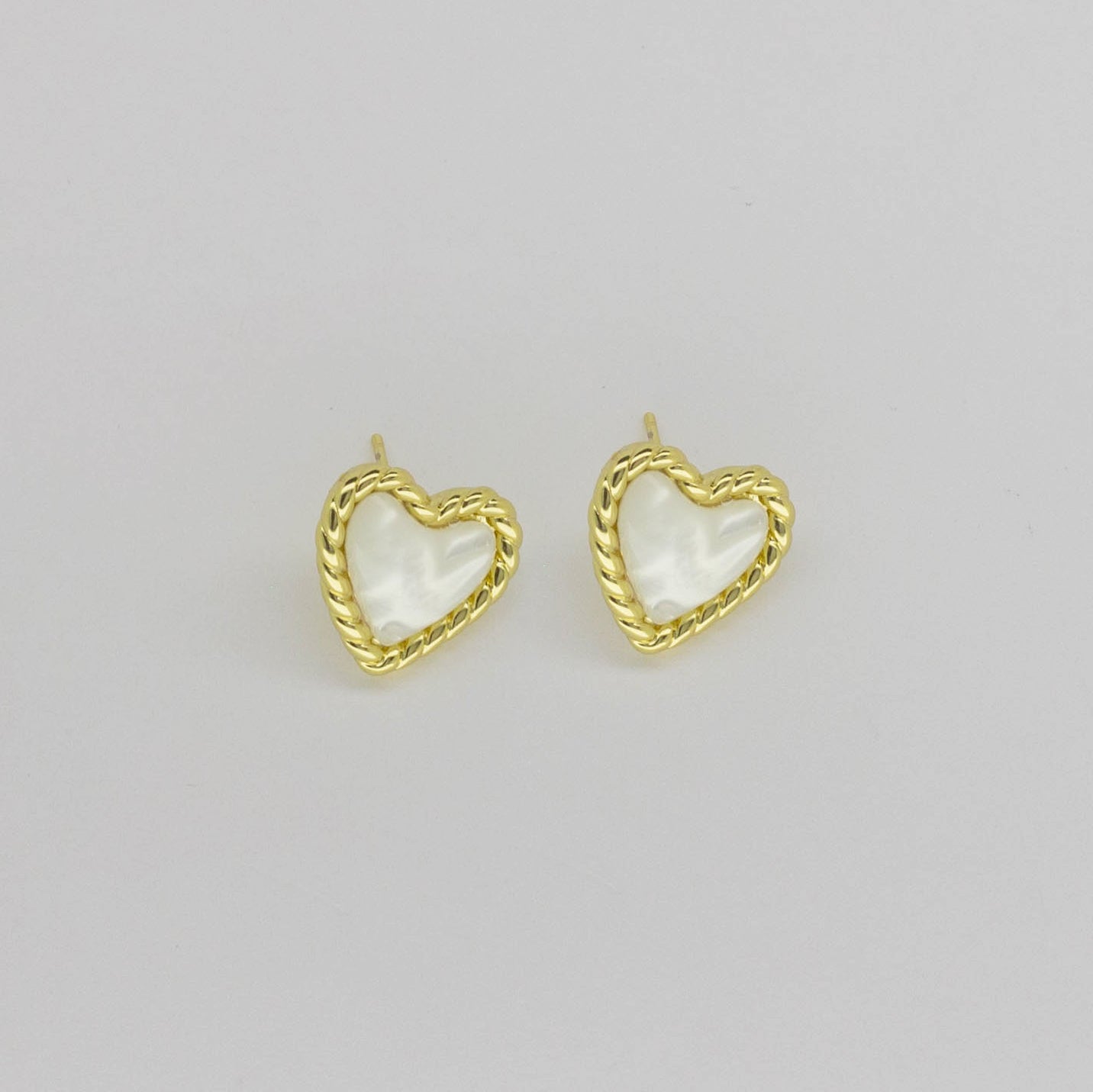 Aretes Corazón con Borde Trenzado y Centro Nacarado