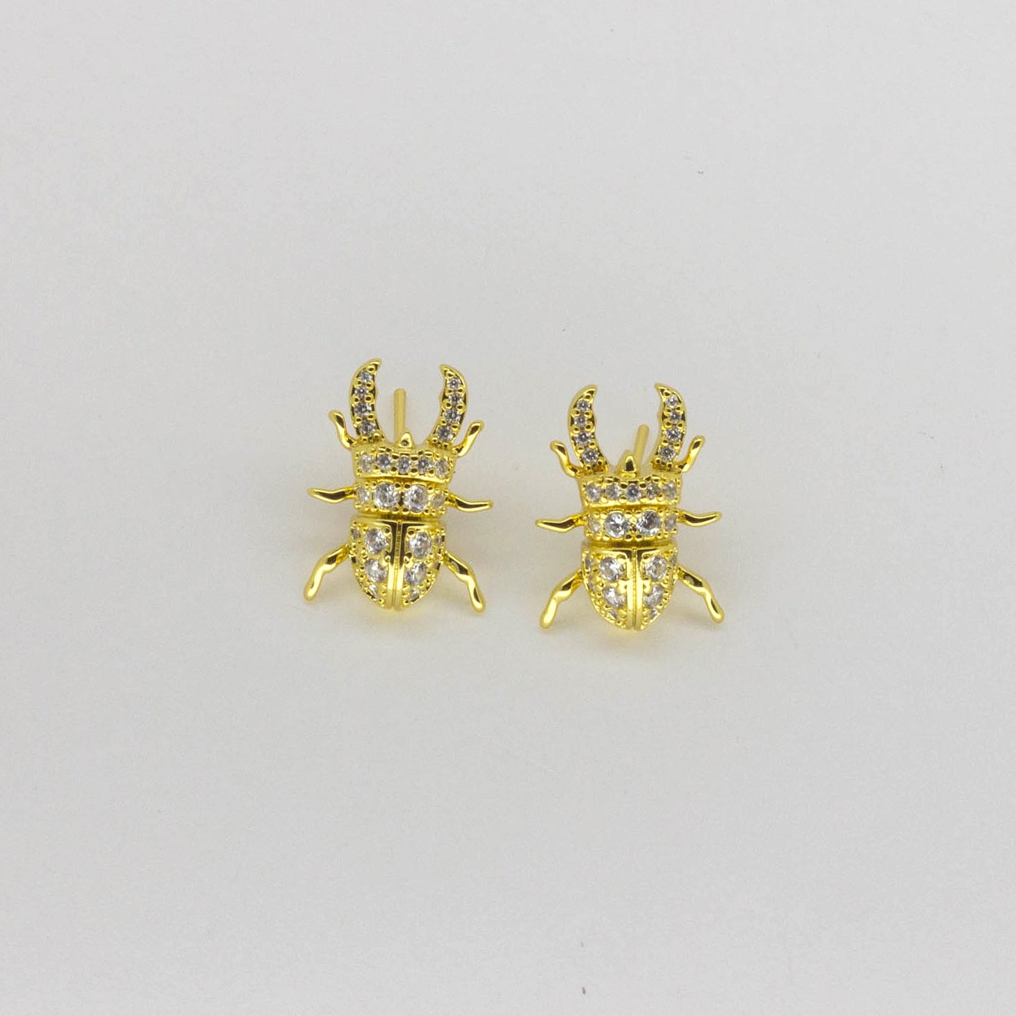 Aretes Dorados Forma de Escarabajo con Brillos