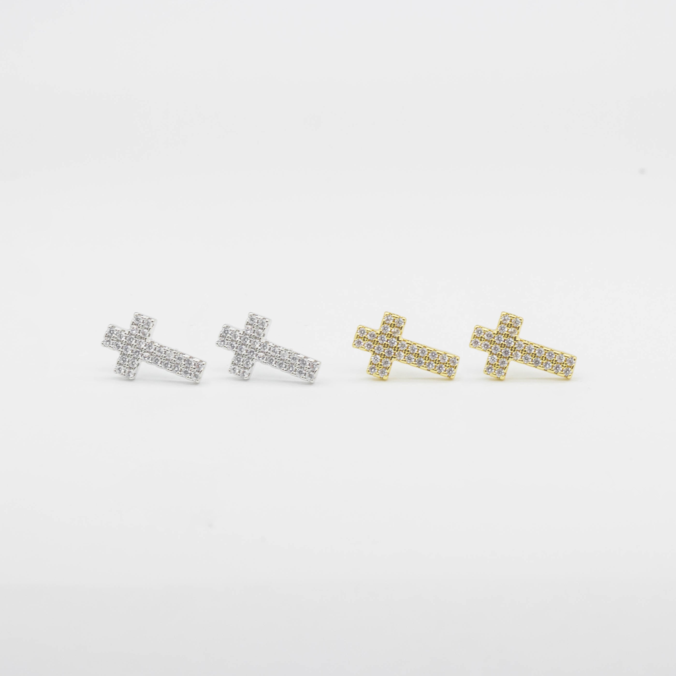 Aretes Cruz Clásica con Incrustaciones Brillantes