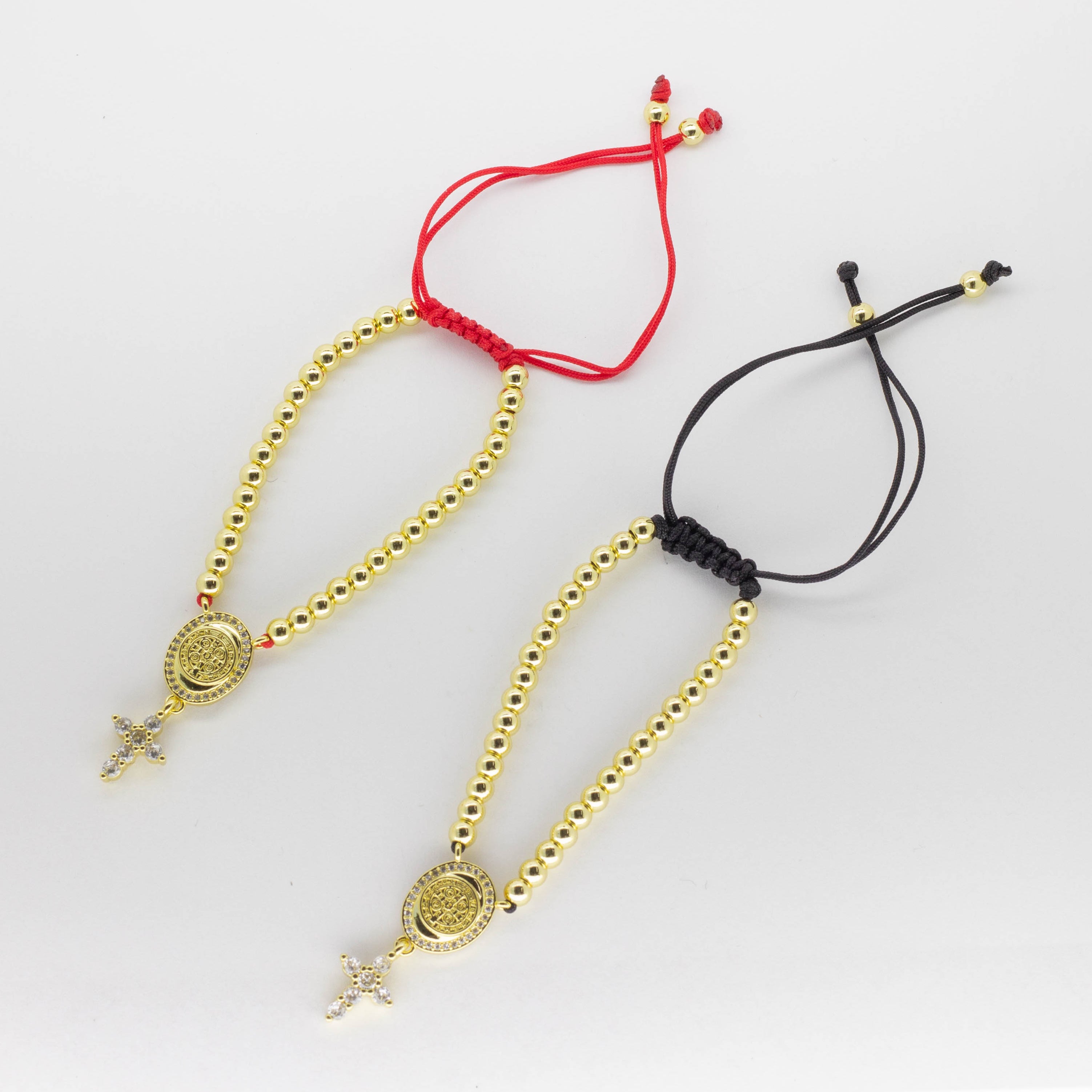 Pulsera Ajustable de Hilo con Balines Dorados, Medalla San Benito y Cruz
