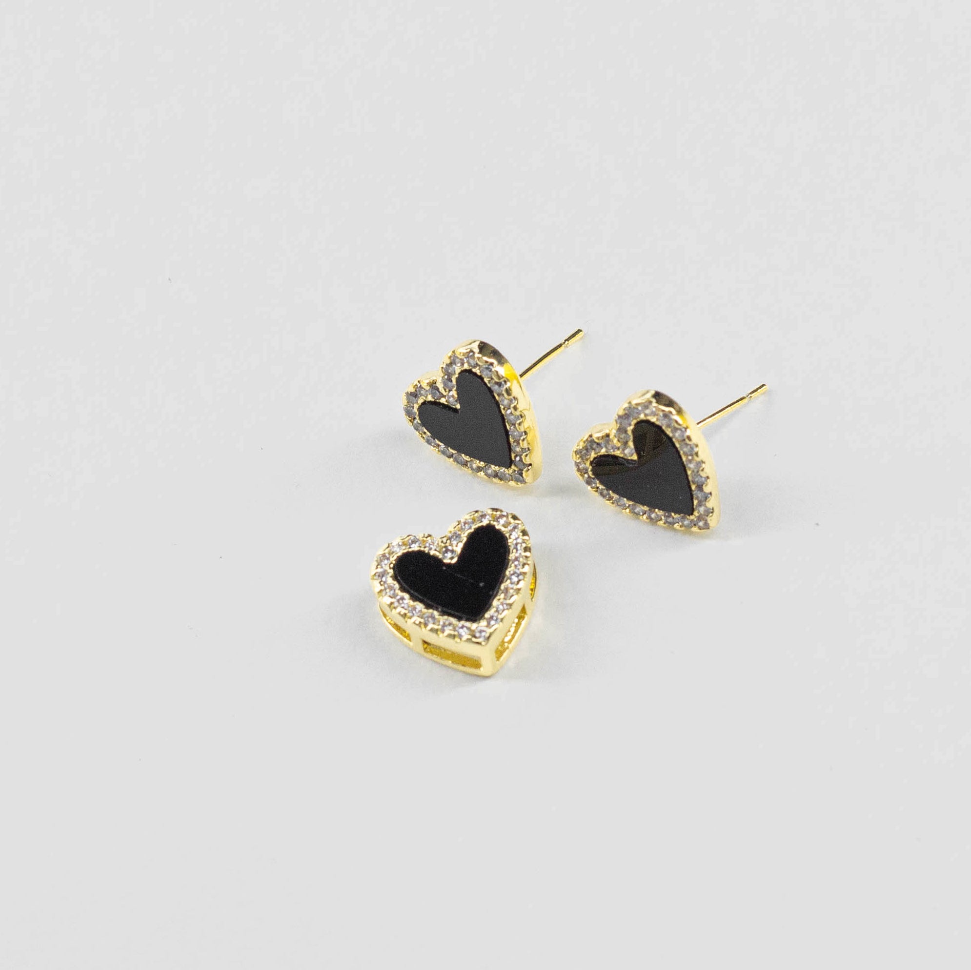 Aretes de Corazón Negro con Detalles Brillantes
